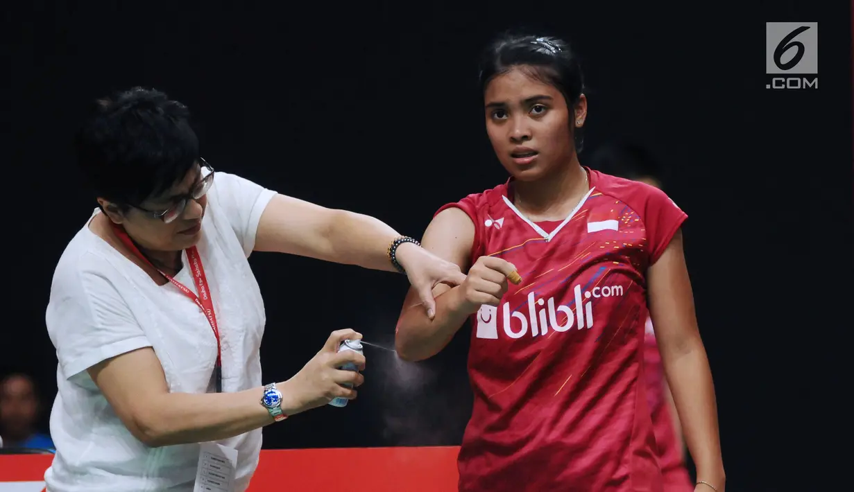 Tunggal putri Indonesia, Gregoria Mariska Tunjung (kanan) mendapat perawatan saat melawan Goh Jin Wei (Malaysia) pada babak pertama Indonesia Masters 2018 di Istora Senayan, Jakarta, Rabu (24/1). (Liputan6.com/Helmi Fithriansyah)