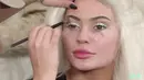 Nah kalau ini saat Kylie Jenner sedang didandani. Lihat rambutnya! (bornrealist)