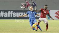 Yanto Basna berusaha merebut bola dengan melakukan tackling kepada pemain Thailand, K.Tanaboon pada grup A Piala AFF 2016 di Filipina. (Bola.com/Nicklas Hanoatubun)