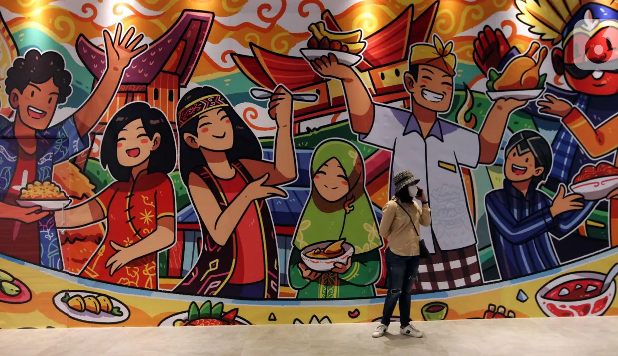 Pengunjung saat berkomunikasi pada pembukaan AEON Mall Tanjung Barat di Jakarta, Kamis (18/11/2021).  AEON MALL Co. membuka gerai mal keempat di Indonesia di atas lahan seluas 93.000 meter yang diisi dengan 180 tenant. (Liputan6.com/Fery Pradolo)