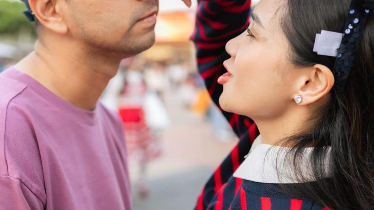 Disneyland Hongkong Jadi Saksi Keromantisan Raffi Ahmad dan Nagita Slavina