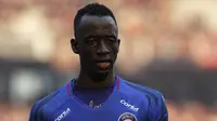 Gelandang Arema FC, Makan Konate, saat menghadapi Persija Jakarta pada laga Shopee Liga 1 di SUGBK, Jakarta, Sabtu (3/8). Persija bermain imbang 2-2 atas Arema. (Bola.com/YoppyRenato)