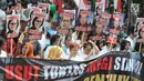Massa mengangkat poster dan membentangkan spanduk saat berunjuk rasa di depan Gedung KPK, Jakarta, Rabu (17/7). Massa menuntut KPK segera menuntaskan kasus mega skandal BLBI dan Century. (Merdeka.com/Dwi Narwoko)