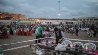 Warga menyiapkan makanan untuk buka di pantai Rabat, Maroko (9/6). Selama Ramadan, banyak warga Maroko berkunjung ke pantai menikmati angin Atlantik dan menikmati pemandangan laut. (AP Photo/Mosa'ab Elshamy)