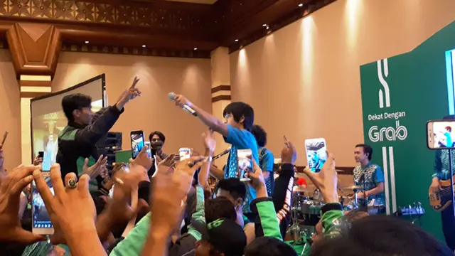 Grab Berbagi Bingkisan Hari Raya Bersama Ratusan Mitra Pengemudi dan Anak Yatim Piatu