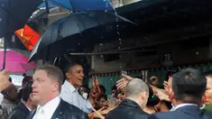 Presiden AS, Barack Obama menyapa warga usai wawancara dengan Anthony Bourdain di area perbelanjaan Hanoi, Vietnam (24/5). Kunjungan Obama ke Vietnam untuk mengakhiri larangan penjualan perlengkapan militer kepada pihak Hanoi. (REUTERS/Carlos Barria)
