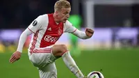 Donny van de Beek - Manchester United sudah dikaitkan dengan gelandang Ajax, Van de Beek, sejak musim lalu. Ajax dikabarkan baru akan melepas Donny van de Beek dengan banderol 60 juta euro. (AFP/Patrik Stollarz)