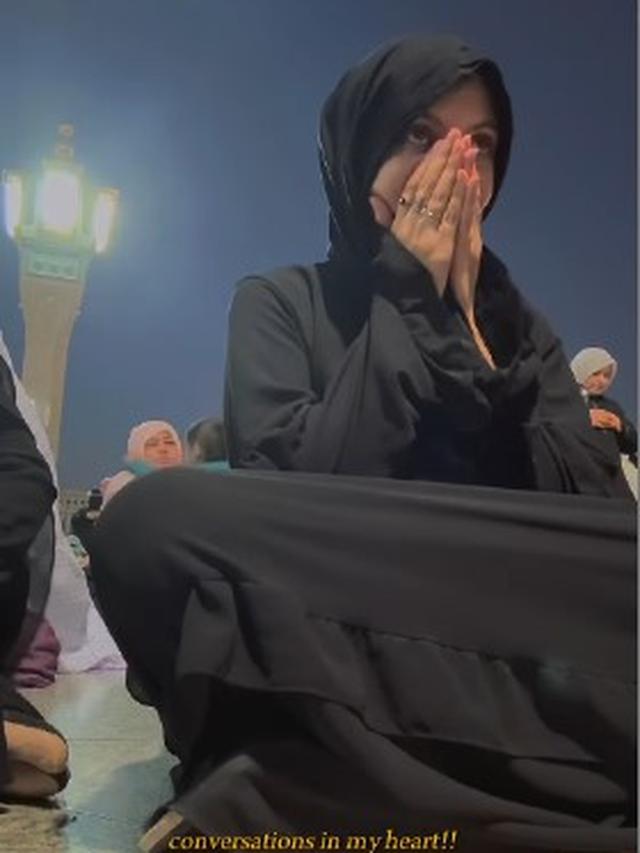 Tampilan Sarah Keihl Saat Ibadah Umroh Ini Banjir Pujian Warganet