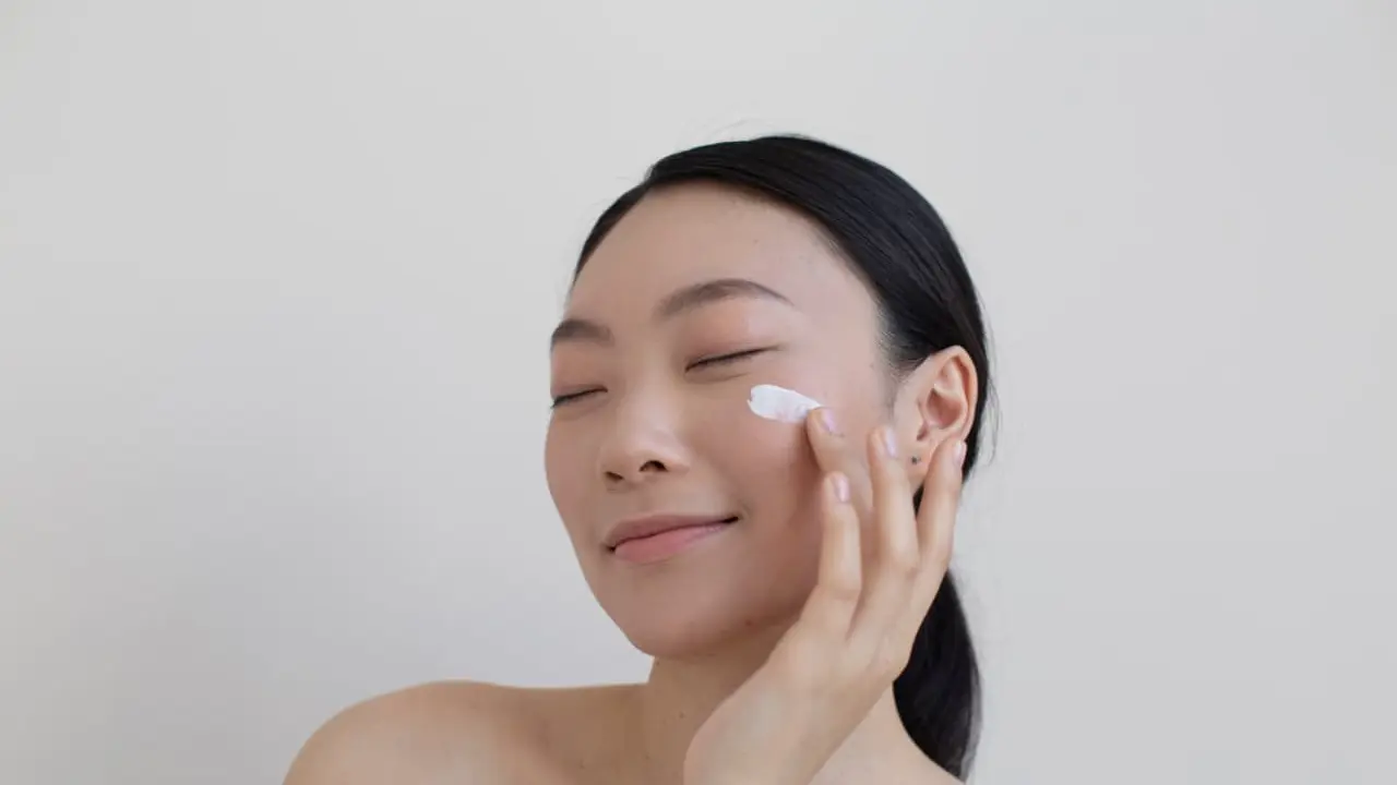 Perbedaan Sunscreen Mineral dan Chemical, Mana yang Lebih Baik untuk Kulit?
