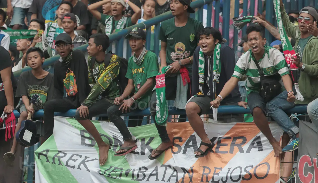 Ekspresi Bonek saat Rishadi Fauzi membobol gawang PSPS Riau pada laga 8 Besar Liga 2 Grup Y di Stadion GBLA, Bandung, Sabtu (18/11/2017). Persebaya Menang 1-0. (Bola.com/Nicklas Hanoatubun)