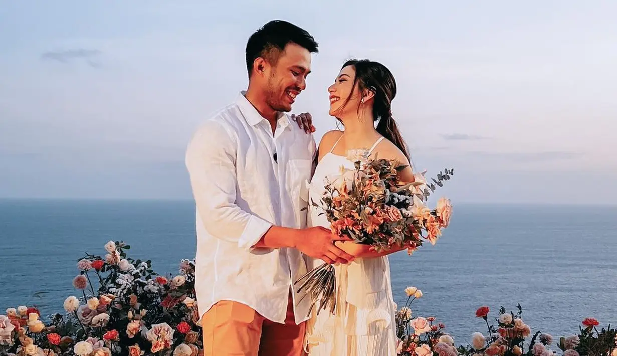 <p>Artis Jessica Mila dilamar Yakup Hasibuan pada 21 Agustus 2022, Bunda. Acara lamaran ini dilakukan di Uluwatu, Bali. Proses lamaran itu diketahui dari unggahan Instagram penyanyi Vidi Aldiano. Vidi merupakan sahabat Jessica Mila dan Yakup Hasibuan. (Instagram/vidialdiano)</p>