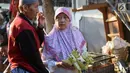 Pembeli memilih cangkang ketupat di Pasar Peterongan Semarang, Jawa Tengah, Kamis (12/6). Warga membeli kulit ketupat yang dijual Rp 12.000 per ikat itu untuk melengkapi aneka masakan khas Lebaran. (Liputan6.com/Gholib)