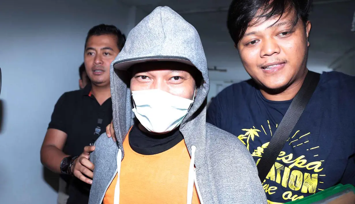 Rapper Iwa K kembali mendatangi kantor BNN guna menjalani pemeriksaan lanjutan assesment, Rabu (3/5/2017) siang. Sebelumnya, rapper ini juga menjalani pemeriksaan di kantor BNN terkait narkoba. (Deki Prayoga/Bintang.com)