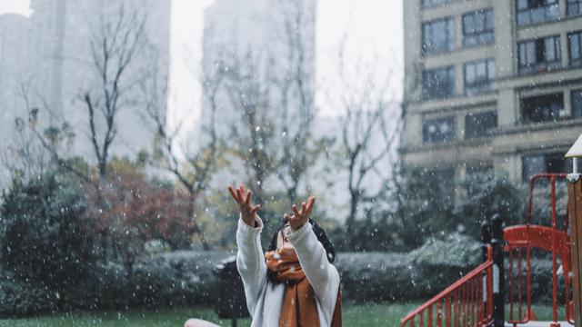 Contoh ilustrasi bermain salju