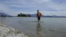 Menurut laporan media, fenomena ini menarik banyak wisatawan. (AP Photo/Luca Bruno)