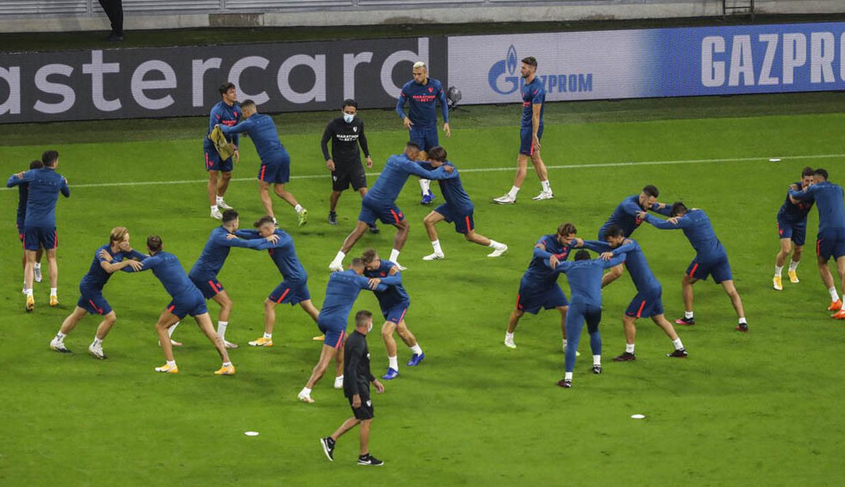 Para pemain Sevilla melakukan latihan jelang laga Piala Super Eropa di Puskas Arena, Hungaria, Kamis (24/9/2020). Sevilla akan berhadapan dengan Bayern Munchen. (Laszlo Szirtesi/Pool via AP)