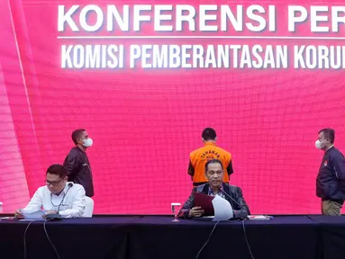 Wakil Ketua KPK, Nurul Ghufron (tengah) saat konferensi pers penetapan tersangka dan penahanan terkait kasus dugaan suap pengurusan perkara di Mahkamah Agung (MA), di Gedung Merah Putih KPK, Jakarta, Selasa (6/6/2023). (Liputan6.com/Angga Yuniar)