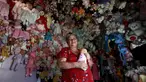 Adela Rojas (70) berpose dengan koleksi boneka-bonekanya di rumahnya di Heredia,Costa Rica (5/8/2015). Rojas telah mengumpulkan boneka selama lebih dari dua puluh tahun dan sekarang memiliki lebih dari 4.500 boneka. (REUTERS/Juan Carlos Ulate)