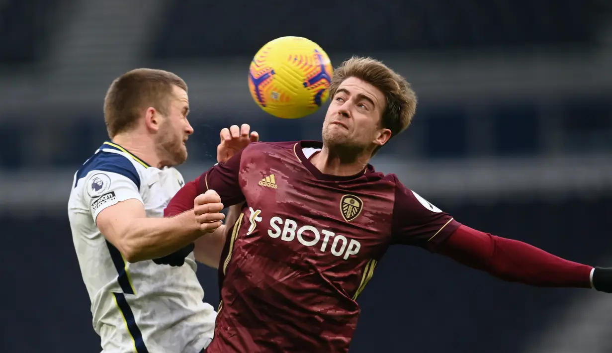 Bek Tottenham Hotspur, Eric Dier (kiri) berebut bola udara dengan striker Leeds United, Patrick Bamford selama pertandingan lanjutan Liga Inggris di Tottenham Hotspur Stadium di London (2/1/2021). Tottenham menang telak 3-0 atas Leeds. (AFP/Pool/Andy Rain)