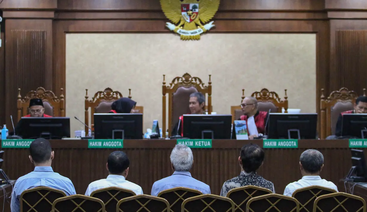 Dalam persidangan, Jaksa Penuntut Umum (JPU) menyatakan Toto Nugroho, Hasto Wibowo, Dwi Sudarsono, Arief Sukmara, dan Indra Putra terbukti secara sah dan meyakinkan melakukan tindak pidana korupsi secara bersama-sama. Tampak dalam foto, lima terdakwa kasus dugaan korupsi tata kelola minyak mentah dan produk kilang pada PT Pertamina Subholding dan Kontraktor Kontrak Kerja Sama (KKKS) tahun 2018-2023 saat menjalani sidang tuntutan di Pengadilan Tindak Pidana Korupsi (Tipikor), Jakarta, Rabu (22/4/2026). (merdeka.com/Arie Basuki)