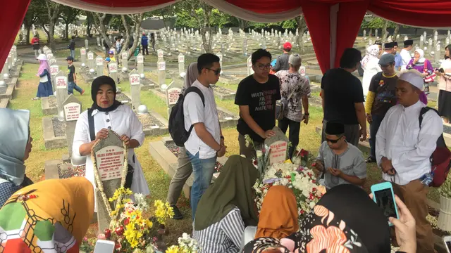 Warga menyambangi makam Presiden ke-3 RI BJ Habibie di TMP Kalibata, Jakarta, Sabtu (14/9/2019)