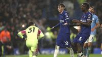 Cole Palmer dari Chelsea, tengah, merayakan setelah mencetak gol keempat timnya selama pertandingan sepak bola Liga Premier Inggris antara Chelsea dan Manchester City di stadion Stamford Bridge di London, Minggu, 12 November 2023. (AP Photo/Ian Walton)