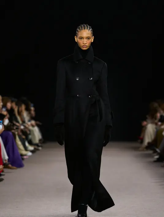 Sang pahlawan Max Mara melangkah maju dengan keyakinan, mengenakan busana yang mencerminkan kekuatan dan keindahan dalam satu harmoni yang sempurna. [Dok/MaxMara].