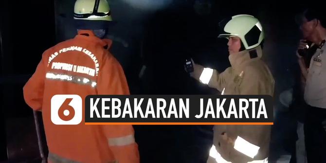 VIDEO: Kebakaran Lokasari, Petugas Damkar Melakukan Pendinginan