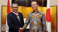  Ketua Prodi Jepang UI, I Ketut Surajaya (kiri) bersalaman dengan Dubes Yasuaki Tanizaki usai penyerahan bintang jasa di Kedubes Jepang, Jakarta, Senin (1/8). I Ketut Surajaya memperkuat penelitian Indonesia-Jepang. (Liputan6.com/Helmi Fithriansyah)