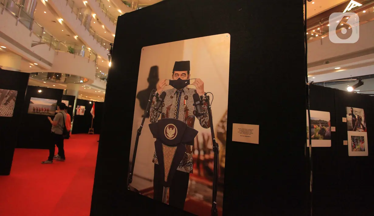 Sebuah foto Presiden Joko Widodo saat memakai masker terlihat dalam pameran foto jurnalistik Indonesia Tangguh Indonesia Tumbuh, di Mal Central Park, Jakarta Barat, kamis (12/8/2021). Pameran foto tersebut menampikan penanganan pandemi Covid-19 di Indonesia. (Liputan6.com/Angga Yuniar)