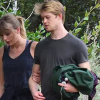 Taylor Swift dan Joe Alwyn. (Billboard)