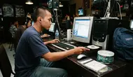 10 Barang Nostalgia yang Dulu Sering Dibawa Saat Pergi ke Warnet, Bikin Kangen Masa Kecil