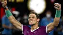 Rafael Nadal dari Spanyol melakukan selebrasi usai mengalahkan Matteo Berrettini dari Italia dalam pertandingan semifinal kejuaraan tenis Australia Terbuka di Melbourne, Australia, Jumat (28/1/2022). (AP Photo/Andy Brownbill)