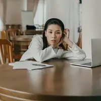 ilustrasi perempuan serius sedih/Photo by Mikhail Nilov/Pexels