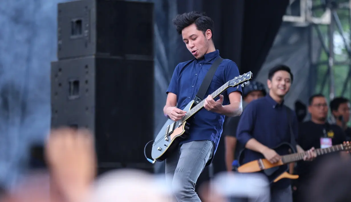 Tampil hampir satu jam, HIVI pun menutup penampilannya dengan lagu andalan berjudul Siapkah Kau 'tuk Jatuh Cinta. Tak ayal, kemeriahan pun memuncak di akhir penampilan. (Adrian Putra/Bintang.com)
