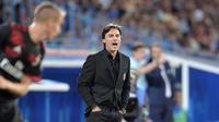 Pelatih AC Milan, Vincenzo Montella. (AP Photo/Alexandru Dobre)