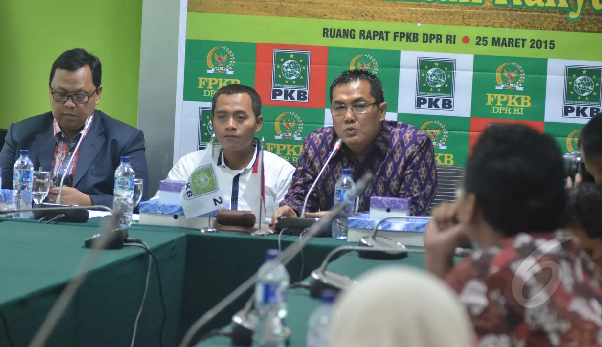 Ketua Fraksi PKB DPR RI, Helmy Faishal Zaini (kanan) saat menjadi narasumber pada diskusi "Meneguhkan Mandat Konstitusi: Tanah Untuk Rakyat" di Ruang Fraksi PKB, Senayan, Jakarta, Rabu (25/3/2015).(Liputan6.com/Andrian M Tunay)