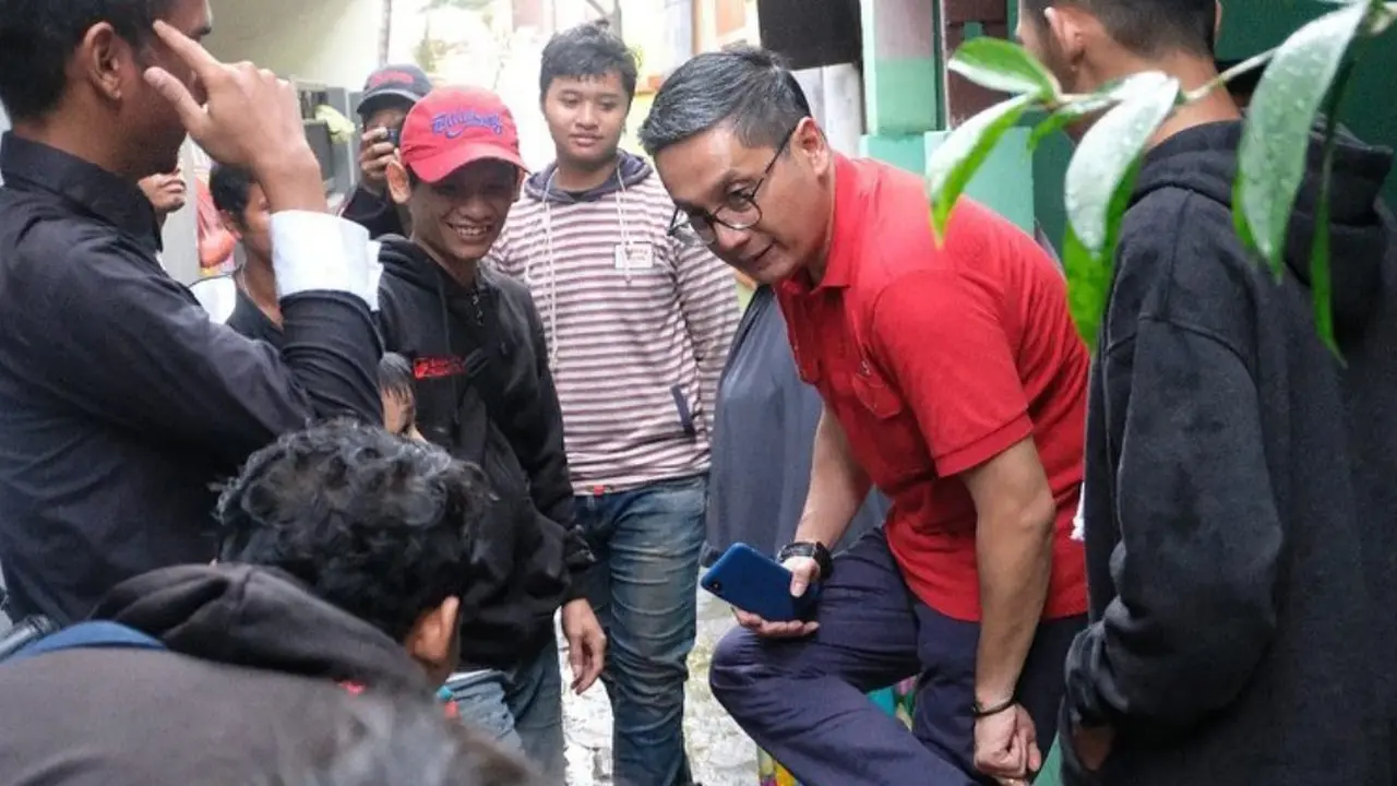 Anggota DPR RI Fraksi PDI Perjuangan saat meninjau warga. (Istimewa)