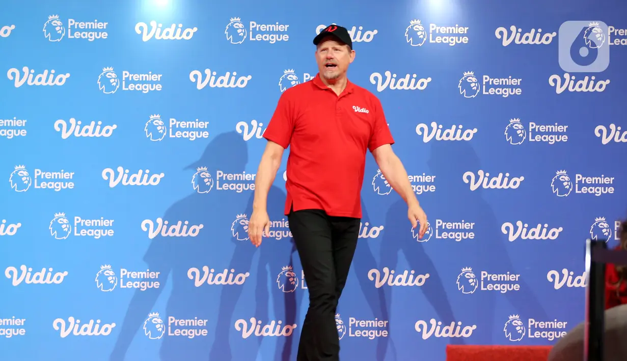 Sekadar informasi, sesi jumpa penggemar bersama Schmeichel diawali dengan sambutan Managing Director Vidio Monika Rudijono. Acara lantas dimeriahkan dengan juggling challenge oleh enam penggemar terpilih, sebelum ditutup dengan sesi foto dengan komunitas. (Liputan6.com/Johan Tallo)