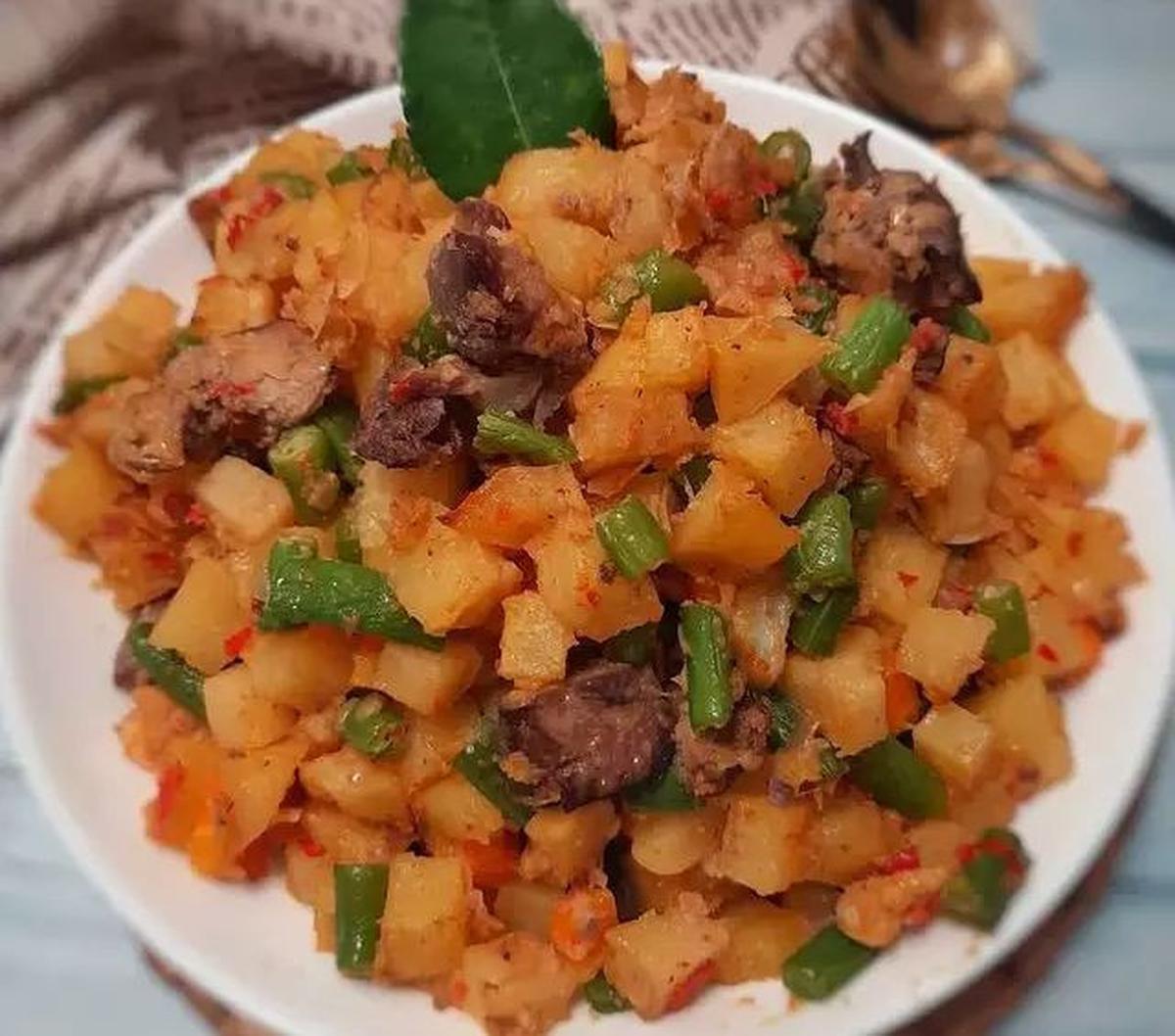 Sambal goreng kentang menjadi menu favorit saat bulan ramadan maupun saat lebaran. Bagi banyak orang tak lengkap rasanya bila menyantap makanan sahur, berbuka maupun lebaran tanpa hadirnya sambal goreng kentang.<br>