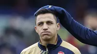 Melawan Everton, striker Arsenal Alexis Sanchez berlari mengejar bola yang keluar lapangan, saking kencangnya dia menerobos masuk ke tribun,