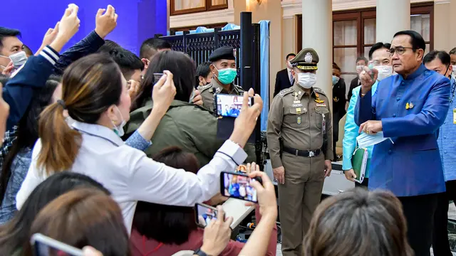 PM Thailand Semprot Wartawan dengan Disinfektan