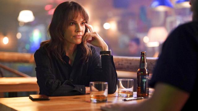 Hilary Swank dalam Alaska Daily. (Darko Sikman/ABC via AP)