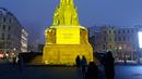 Monumen Kebebasan diterangi dengan warna bendera nasional Ukraina untuk menandai peringatan satu tahun invasi Rusia ke negara itu di Riga, Latvia, 24 Februari 2023. (AP Photo/Roman Koksarov)
