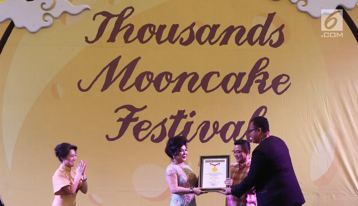 Direktur Pluit Village Mall Anderson Chong menerima piagam Rekor MURI pada perayaan Festival Musim Gugur di Pluit Village, Jakarta, Sabtu (22/9). Festival ini menjadi momen bersejarah karena membagikan kue bulan terbanyak. (Liputan6.com/Herman Zakharia)