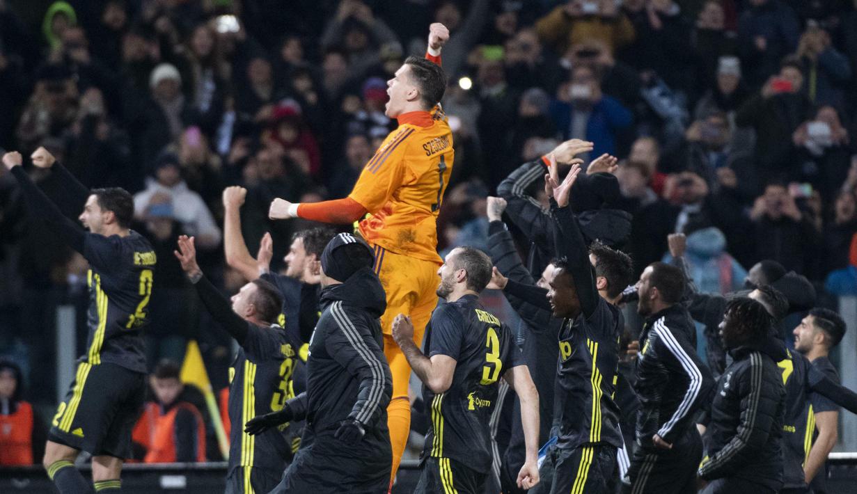 Para pemain Juventus merayakan kemenangan atas Lazio pada laga Serie A di Stadion Olympic, Minggu (27/1). Juventus menang 2-1 atas Lazio. (AP/Claudio Peri)