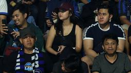 Suporter wanita menghadiri acara nonton bareng final Liga Champions 2022/2023 antara Manchester City melawan Inter Milan yang diadakan oleh Inter Club Indonesia dan Bola.com di Tenis Indoor Senayan, Jakarta (11/6/2023) dini hari WIB. (Bola.com/M Iqbal Ichsan)