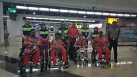 Beberapa atlet dari kontingen Bahrain berfoto bersama saat tiba di Bandar Udara Internasional Soekarno-Hatta, Cengkareng, Minggu (30/9/2018). Bahrain menjadi kontingen pertama yang tiba di Indonesia untuk beraksi di Asian Para Games 2018. (Istimewa)