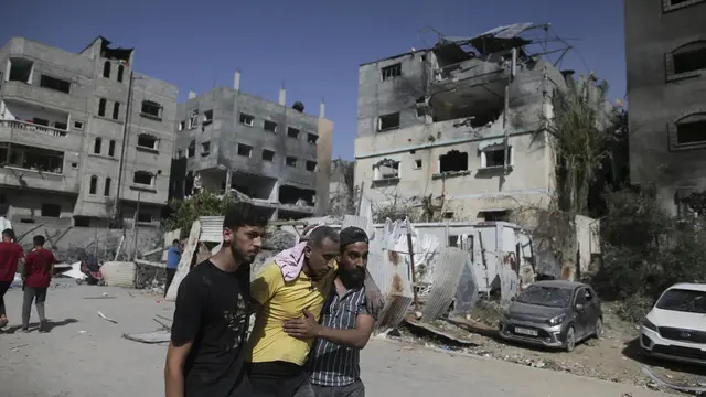 Dampak serangan Israel ke kamp pengungsi Nuseirat di Gaza. (AP/Jehad Alshrafi)