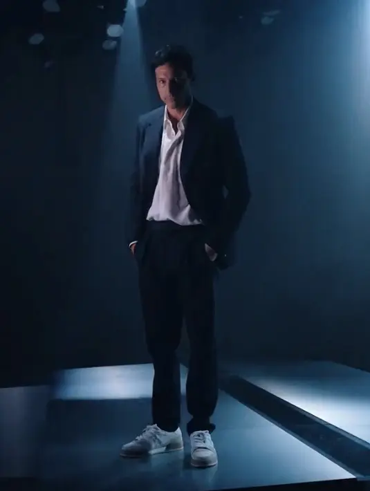 Aktor Simon Rex membuktikan jika kenyamanan tetap hadir dalam contemporary tailoring yang menghidupkan kreativitas dalam pikiran dan penampilan 
(Foto: FENDI/@f2max)